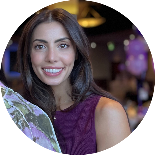 Lara Headshot [Cirlce]